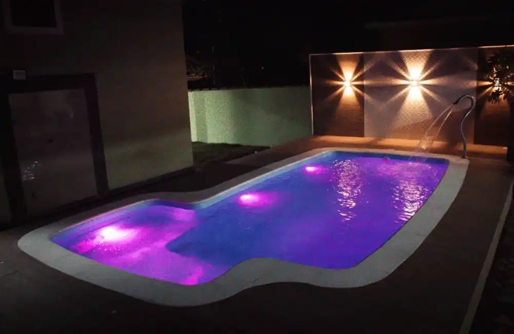 Iluminação na piscina de fibra