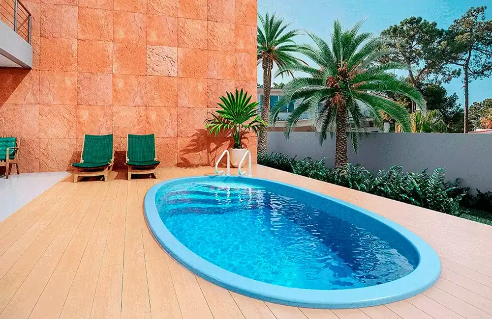 piscina oval com paisagismo