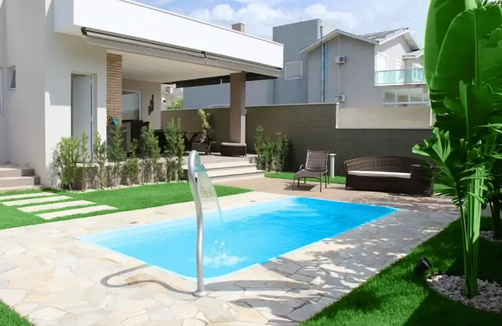 Piscina branca com revestimento cimenticio