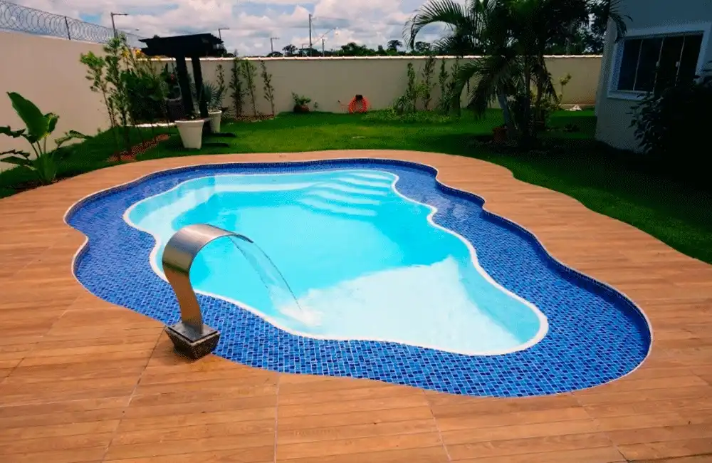 piscina redonda com cascata
