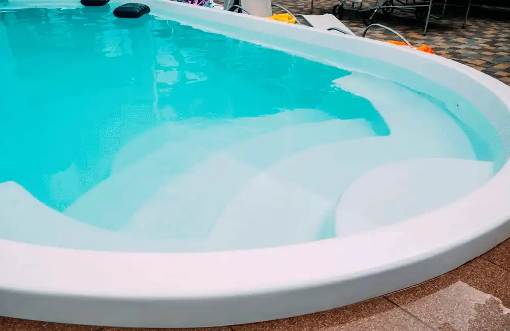 Piscina de fibra branca com borda elevada