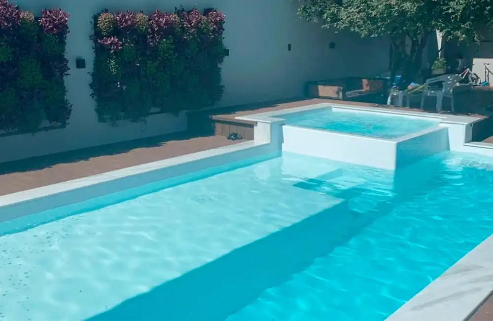 Piscina de fibra com spa elevada