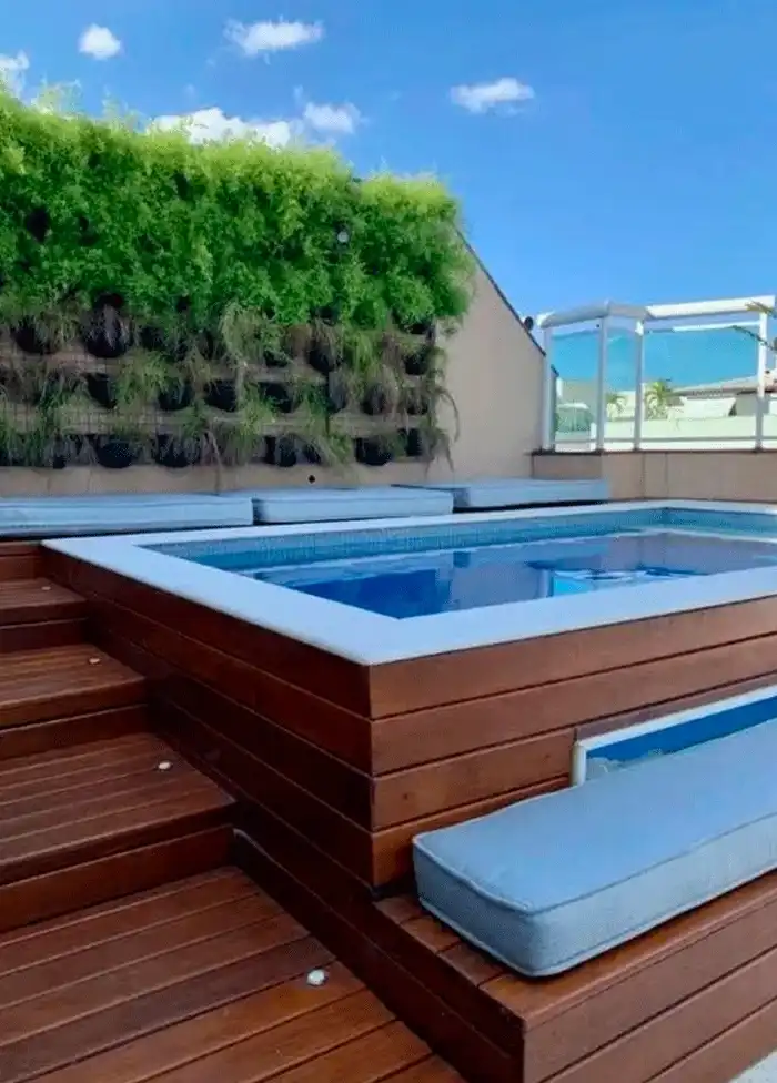 Piscina de fibra com jardim vertical na parede