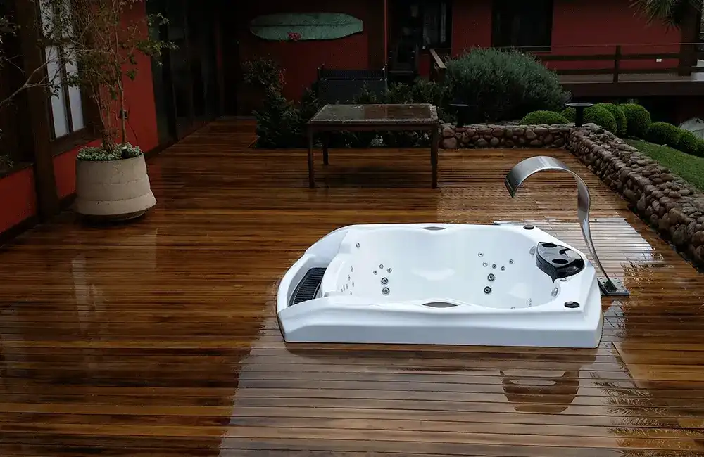 jacuzzi na area de lazer com deck de madeira