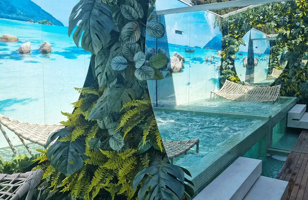 espelhos redondo na area de lazer com piscina