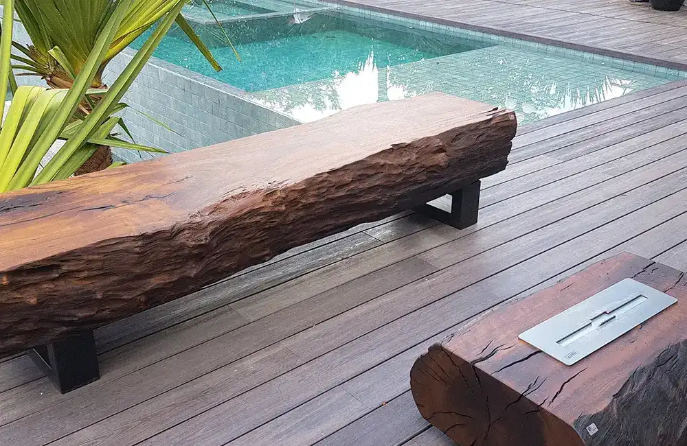 móveis rustico na area de lazer com piscina