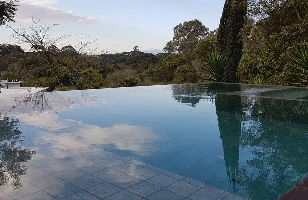 piscina borda infinita na colina da area de lazer de uma casa moderna