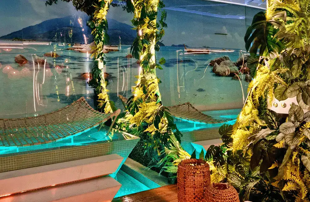 piscina com espelhos redondo na parede