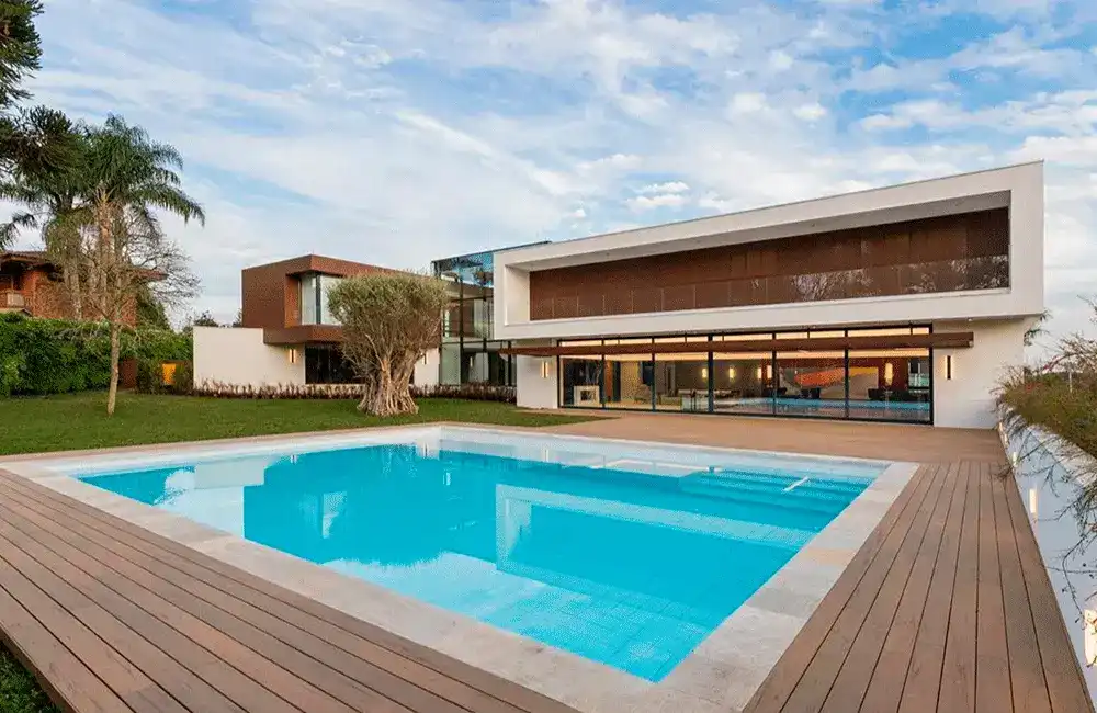 piso de madeira em volta da piscina com borda cimenticia 