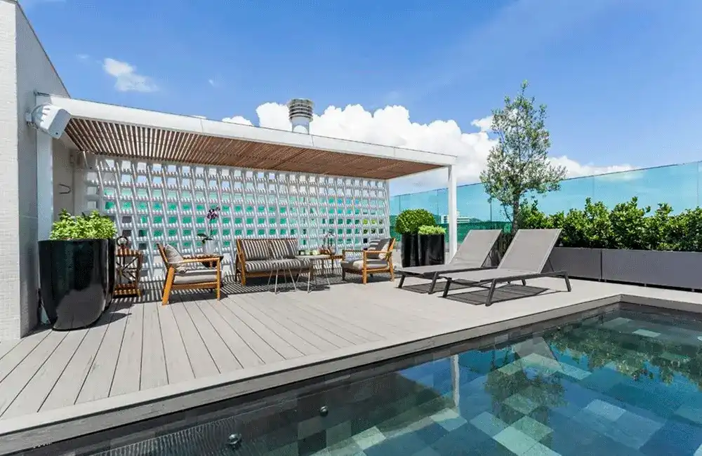 Harmonia em decoração da area de lazer com piscina