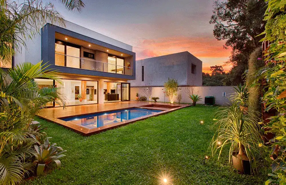 Projetos exclusivo de piscina na area de lazer com plantas e deck