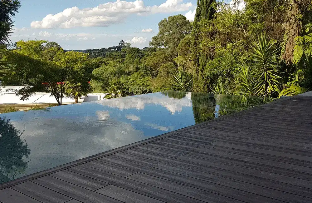 revestimento de madeira plástica em volta da piscina na area de lazer 
