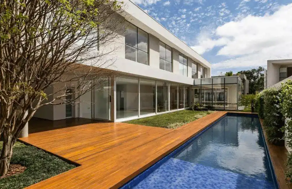residência de luxo com piscina e deck de madeira 