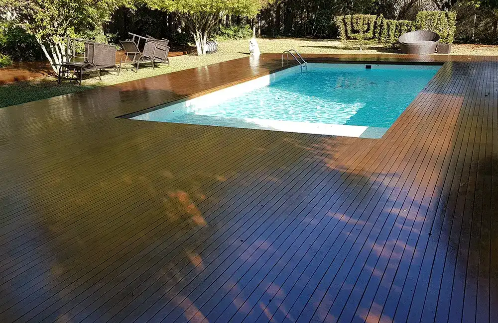 piscina com revestimento branco na area de lazer