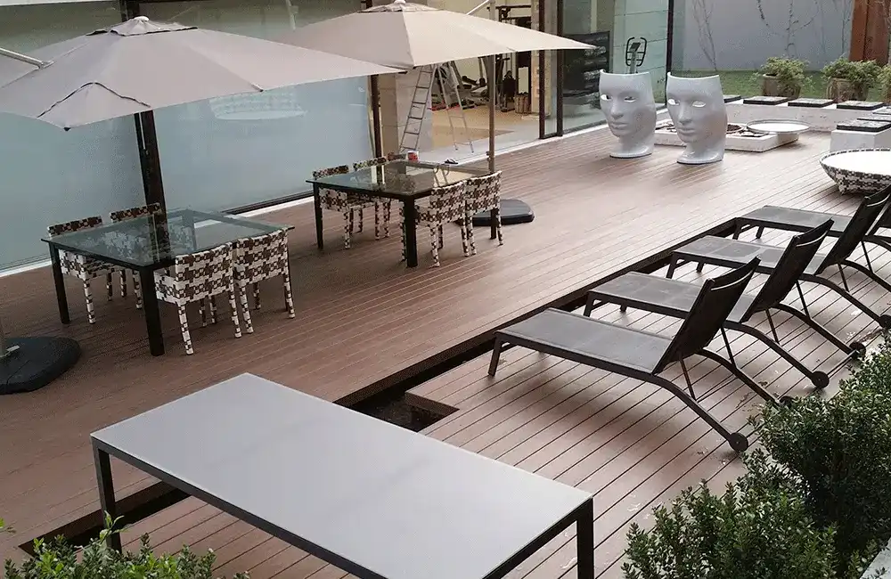 Mobiliarios para bronzeamento na area da piscina