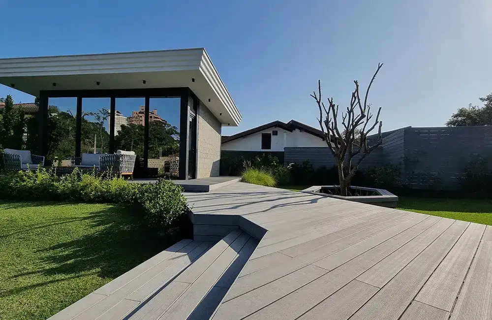 deck ecológico para caminho na piscina