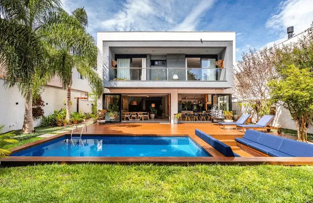 jardinagem em dia da area de piscina com plantas 