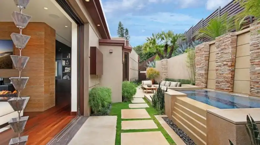 caminho de pedra na area de lazer com piscina