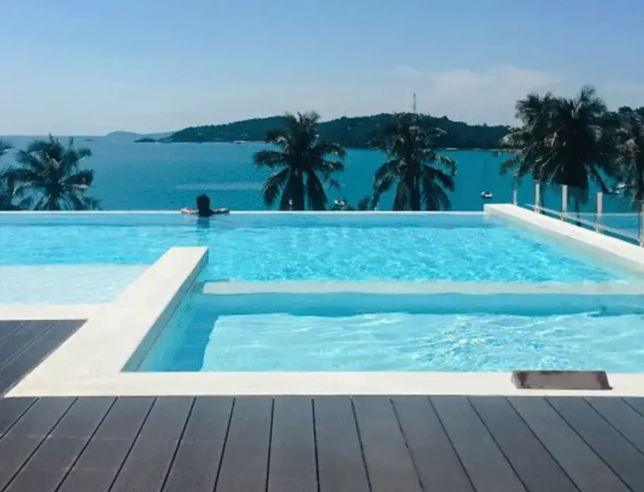 cores neutras na area de lazer com piscina