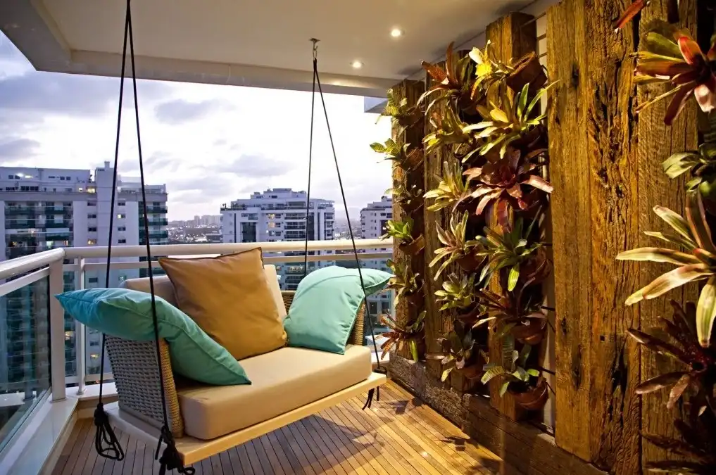 painel de madeira com plantas na varanda com piscina de lazer