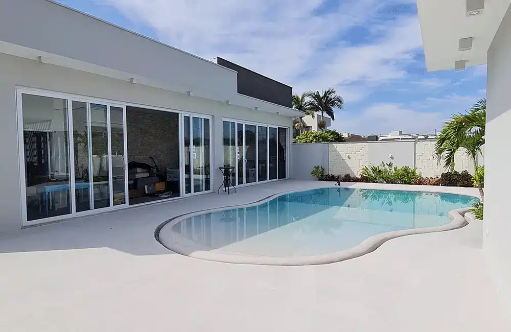 Espaço branco com piscina