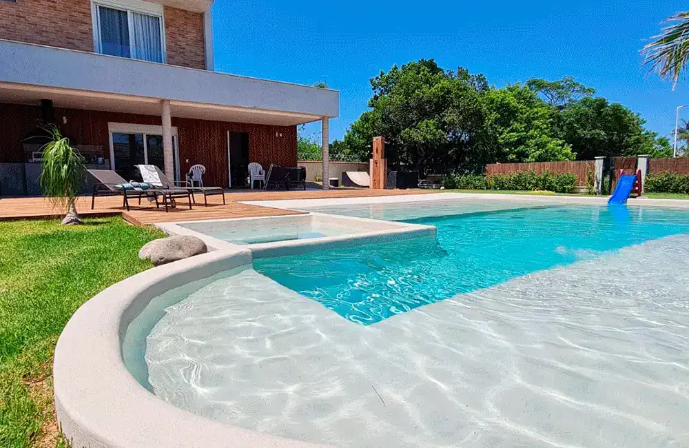 Bordas da piscina em destaque