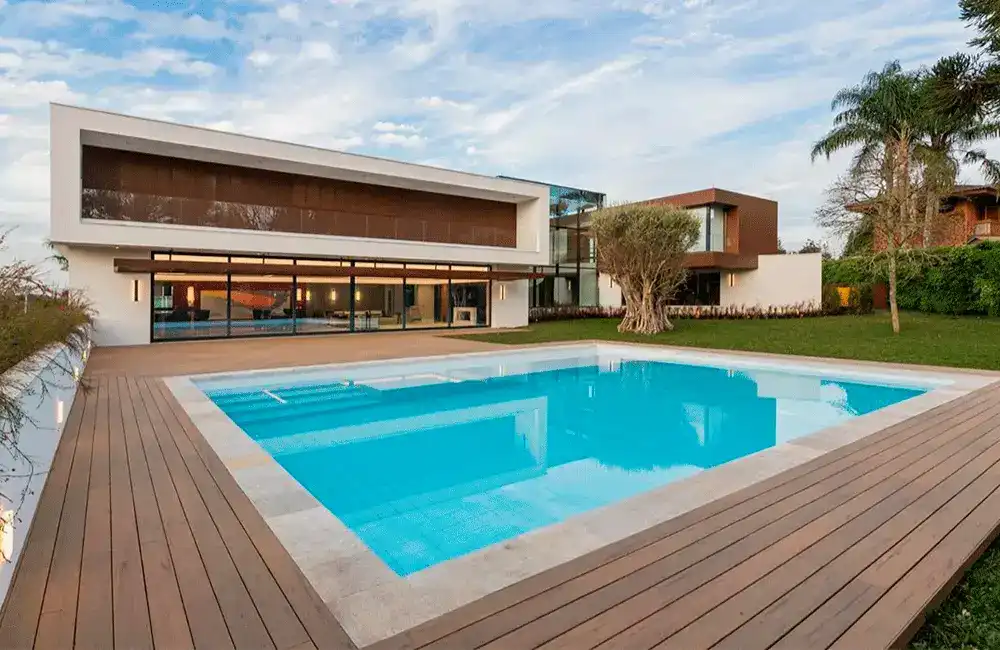 piscina branca com borda