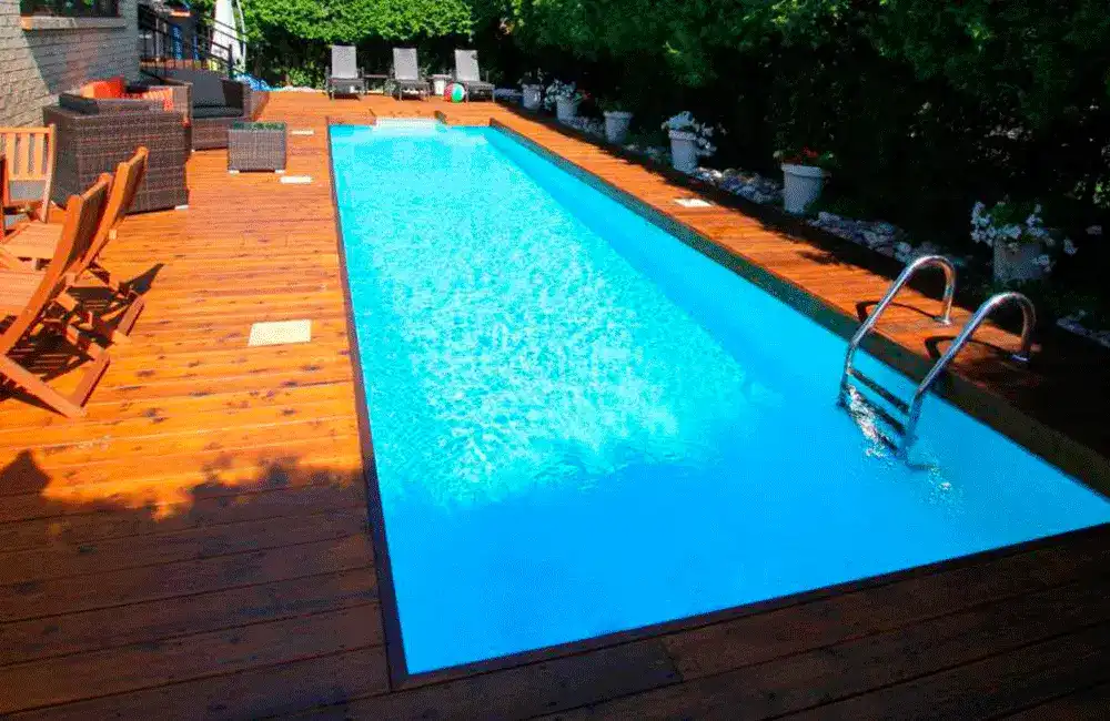 piscina branca com deck