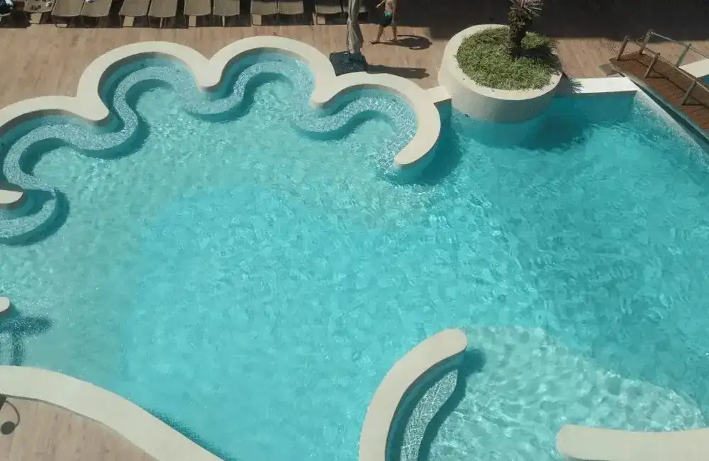 Piscina branca com bordas redonda