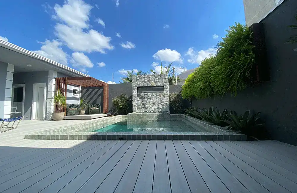 Piscina com deck ecológico cinza