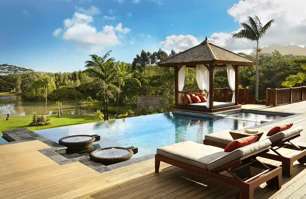 Deck pergolado e piscina