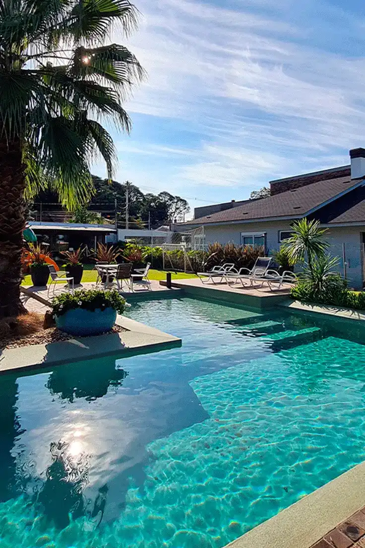 piscina com prainha e areia compactada