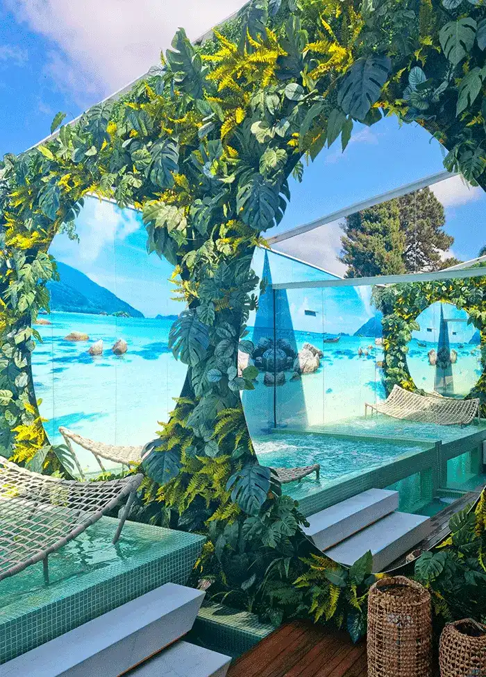 piscina com hidro e espelhos redondo