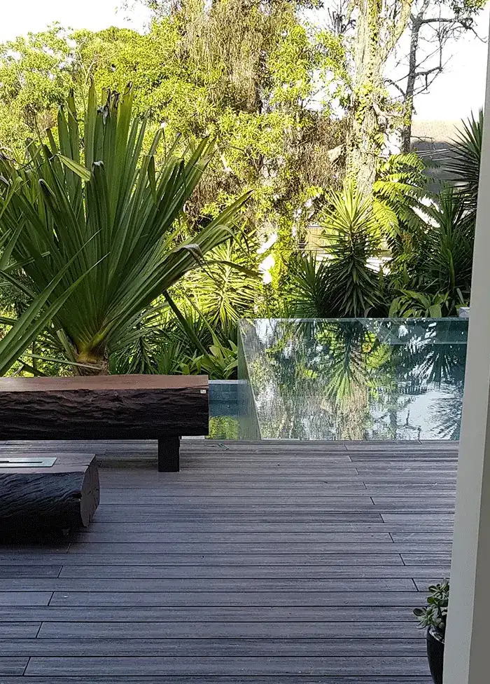 piscina borda infinita com parte rasa