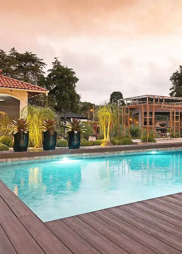 iluminação da piscina com parte raza