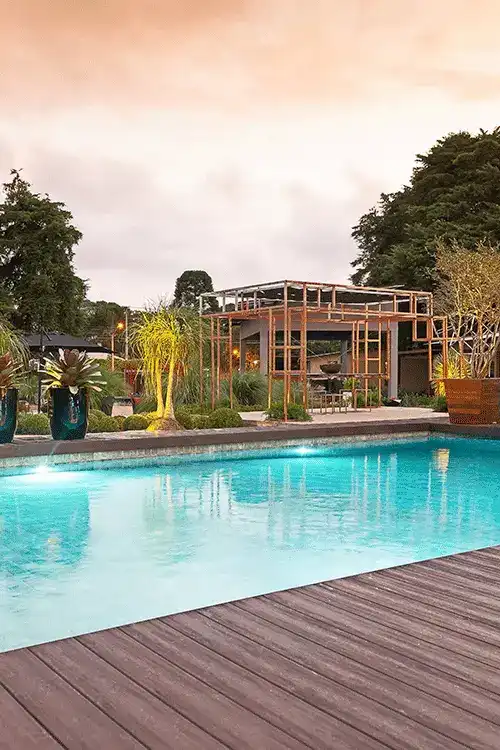 Piscina com revestimento naturais e iluminação rgb