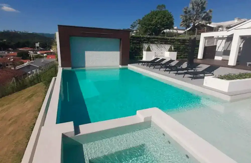 Espreguiçadeiras na piscina