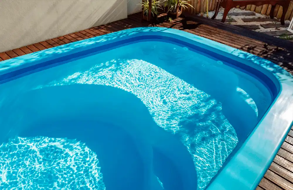 piscina de fibra com cascata