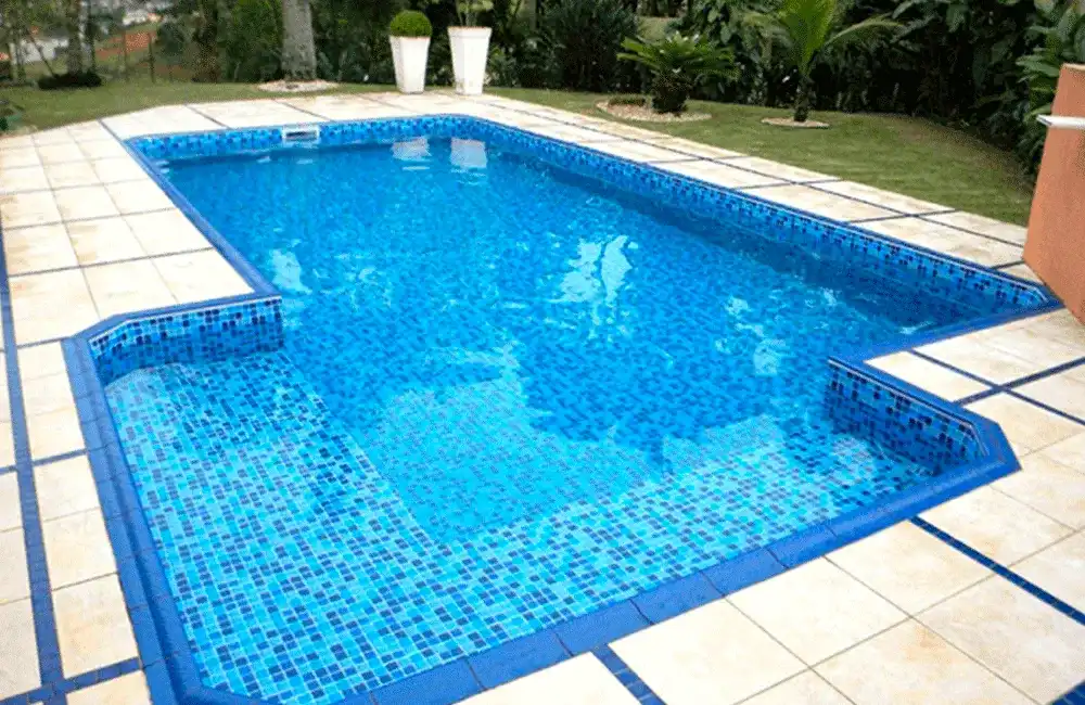 piscina com vasos de cimento no entono