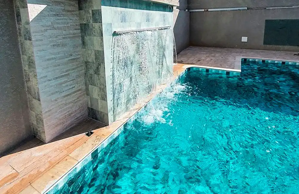 piscina de vinil com parede de pedra hijau 
