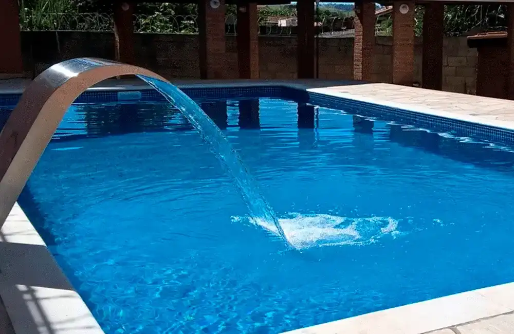 piscina com cascata integrada
