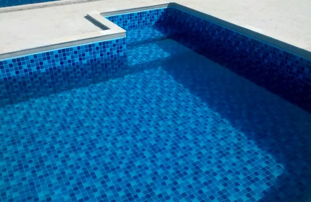 piscina com vinil azul escuro