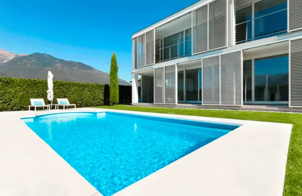 piscina de vinil em mansão com arquitetura clássica