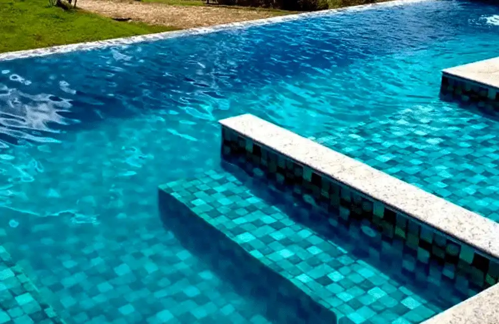 detalhe curva do vinil em revestimento azul