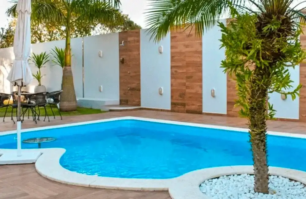 piscina de vinil com deck de madeira