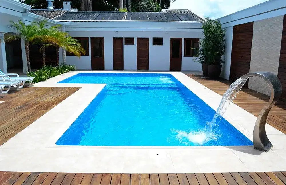 borda com revestimento cimenticio da piscina de vinil quadrada com prainha