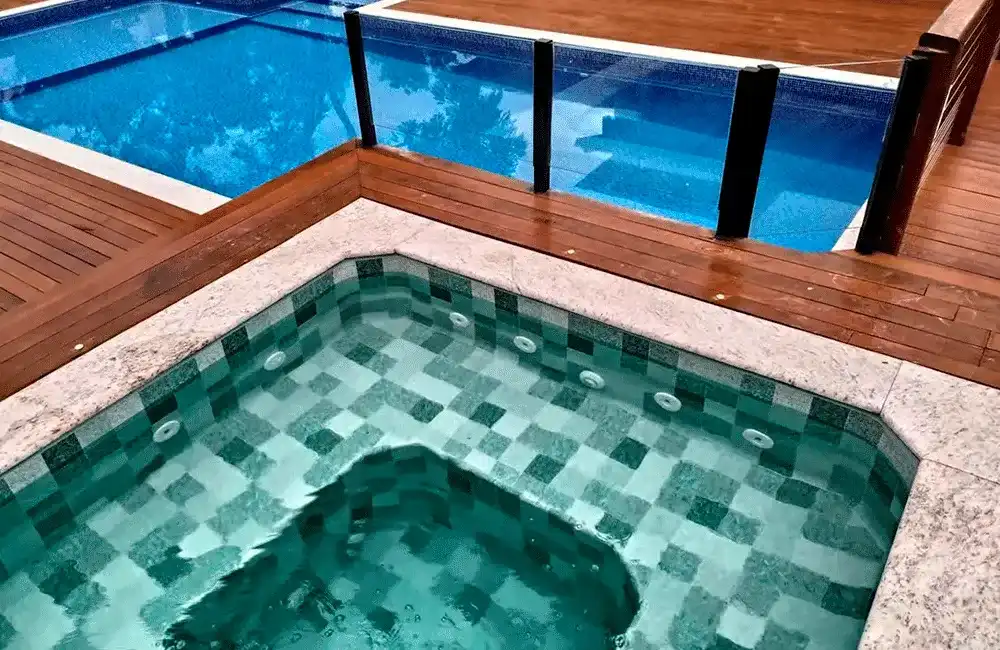 Piscina de vinil com spa integrada