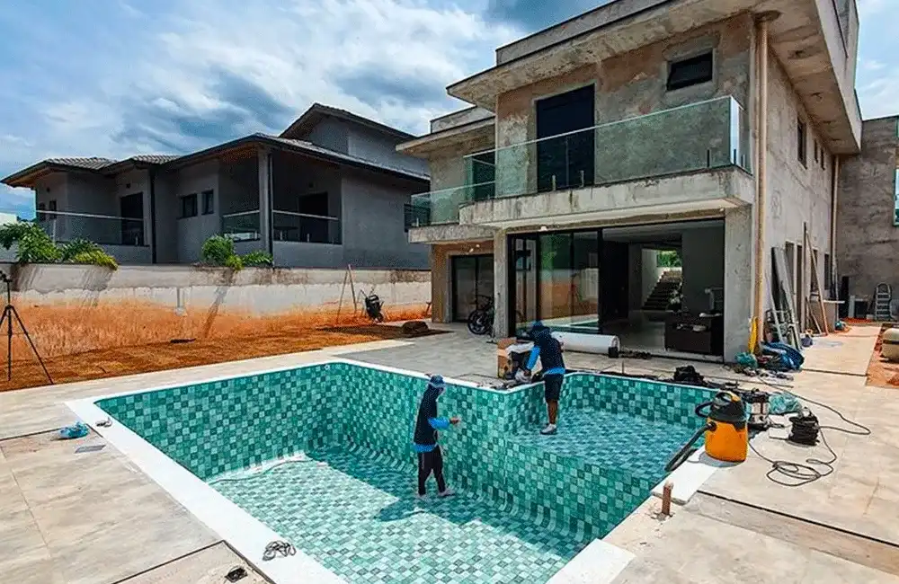 Instalando vinil na piscina de alvenaria