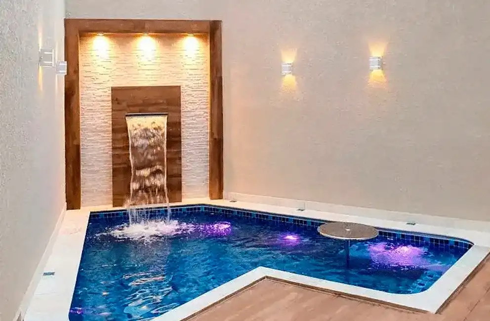 Piscina de vinil com cascata na parede