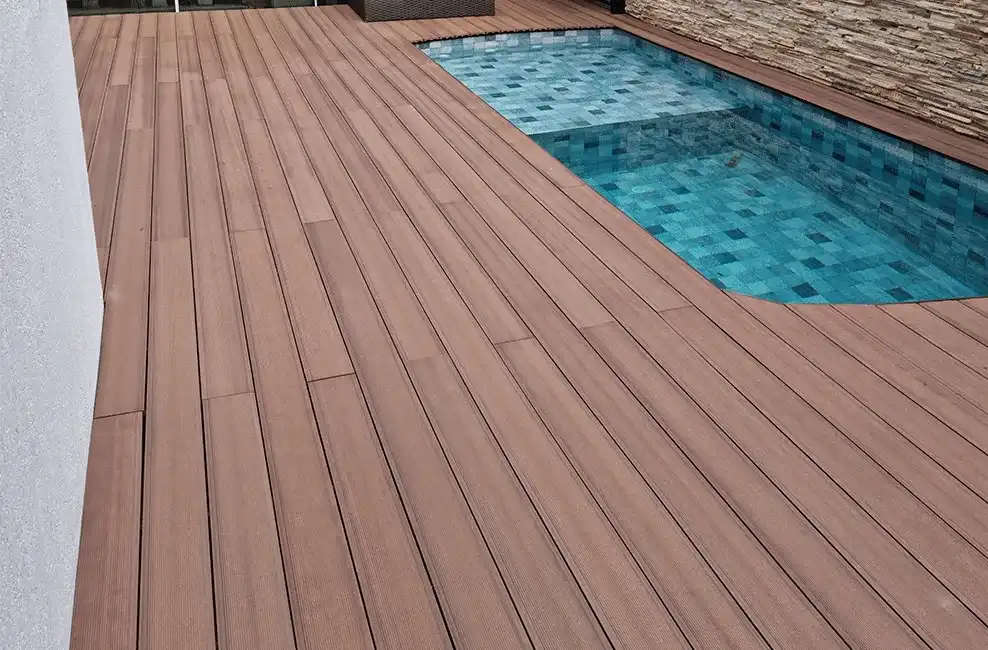 deck plástico em volta da piscina de vinil